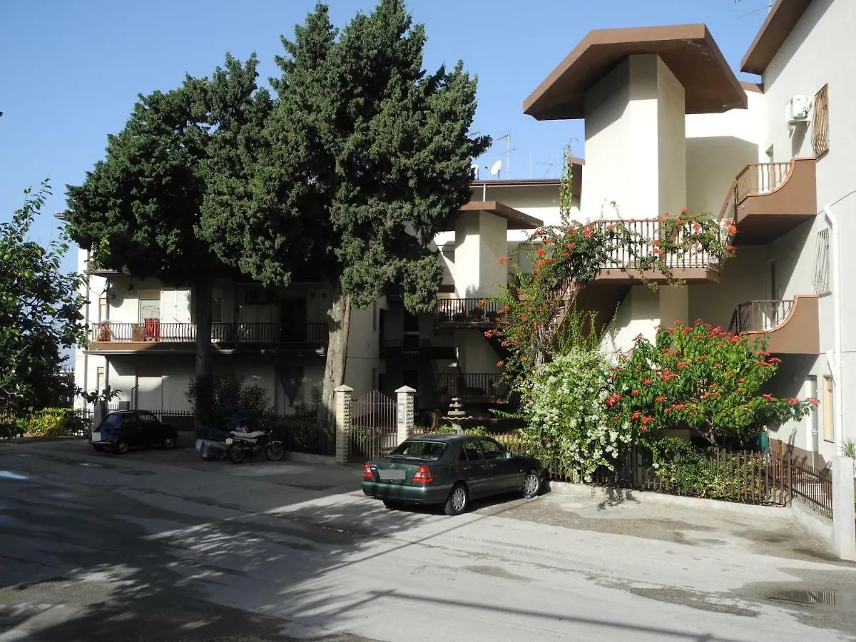 Semesterbostad Marina Apartment Gioiosa Marea Italien